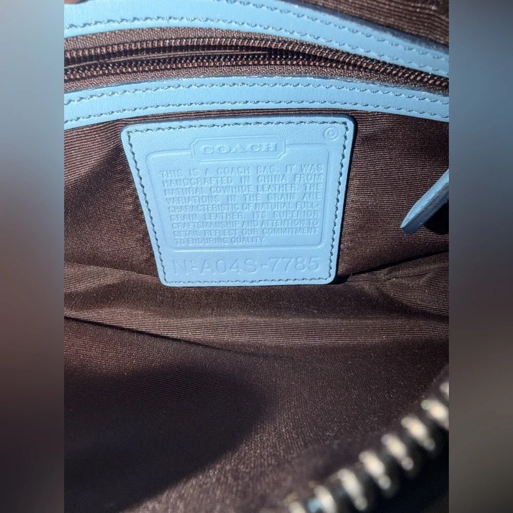 Vintage COACH Hampton Light Blue
Leather Demi Shoulder Purse Y2K 7785 - Picture 7 of 8